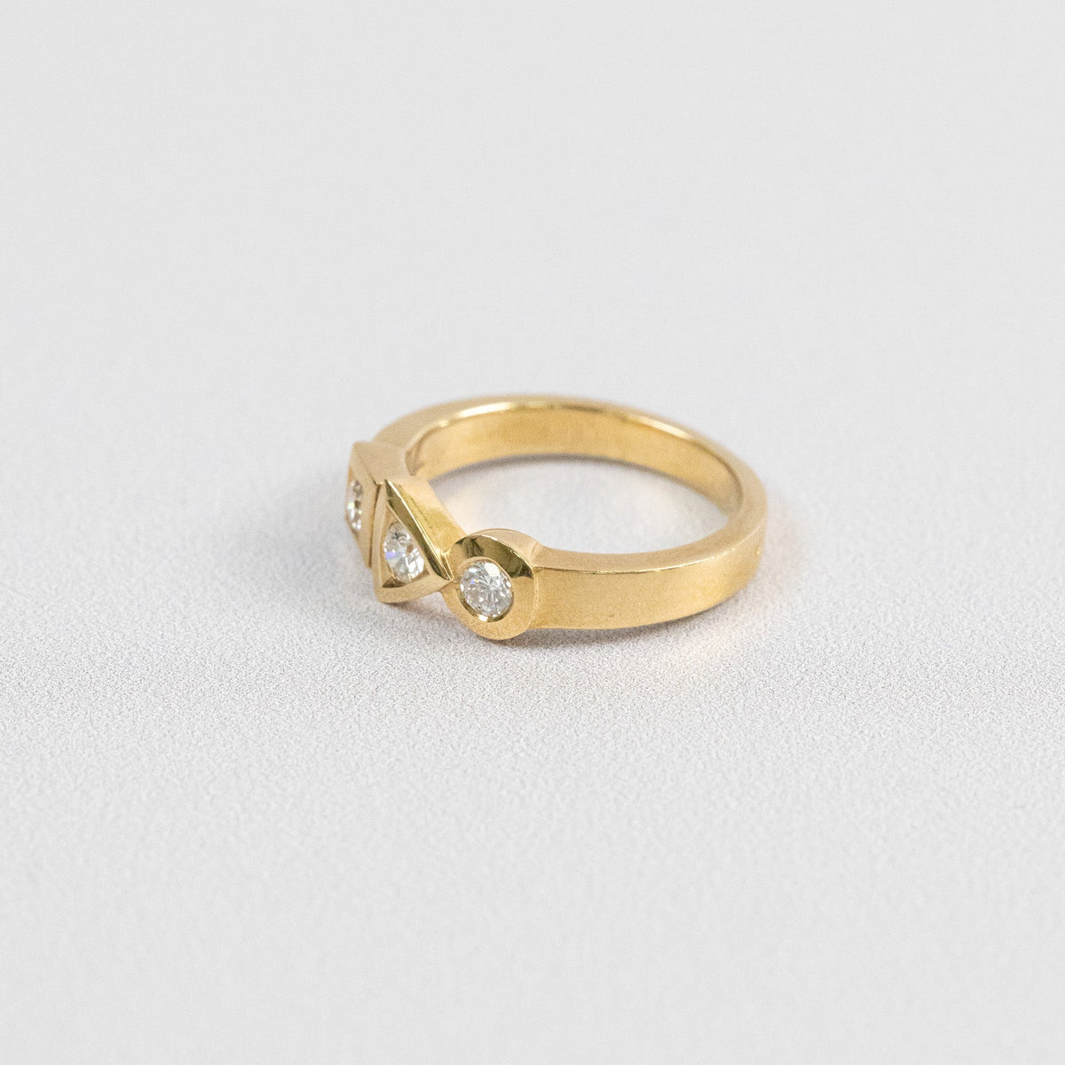 Bague Trilogie Philippe Tournaire or jaune et diamants, vue de trois-quarts