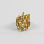Bague vintage années 1970 en or jaune 18 carats texturé sertie de diamants, vue de face