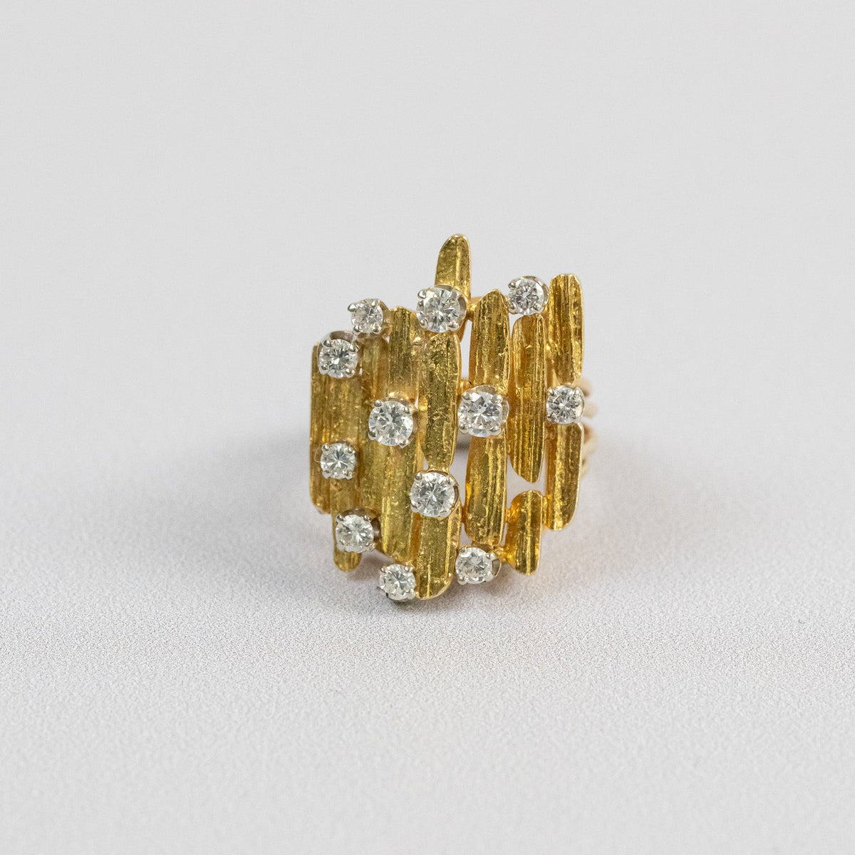 Bague vintage années 1970 en or jaune 18 carats texturé sertie de diamants, vue de face