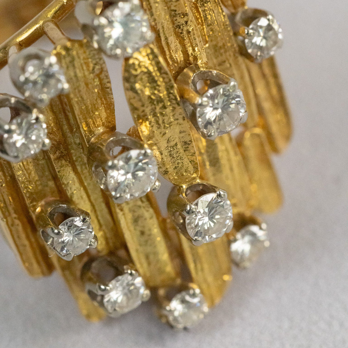 Intérieur de la bague vintage en or jaune 18 carats, poinçon et anneau