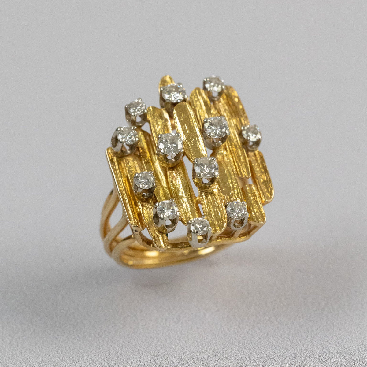 Bague vintage années 1970 or jaune et diamants portée à la main, taille 53