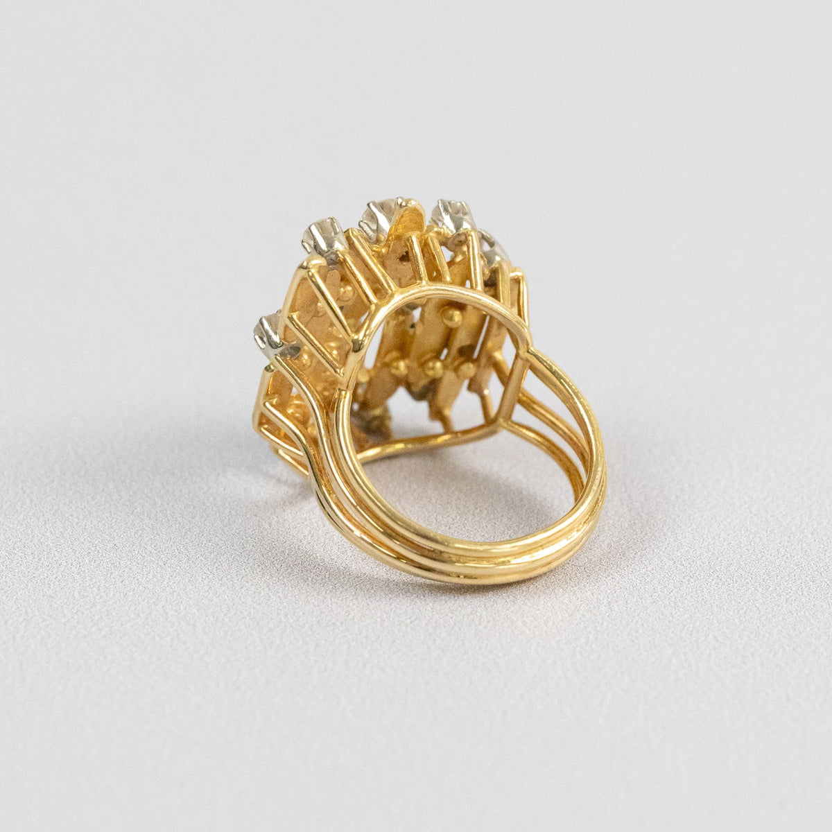 Profil de la bague vintage or jaune 750 montrant le relief du plateau de 2,5 cm