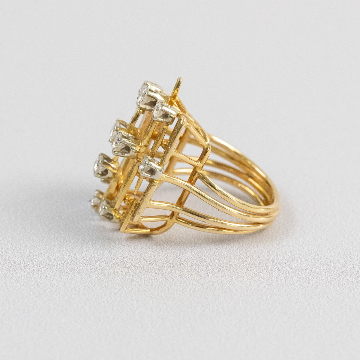 Bague cocktail vintage or jaune à lamelles texturées et diamants, vue de trois-quarts