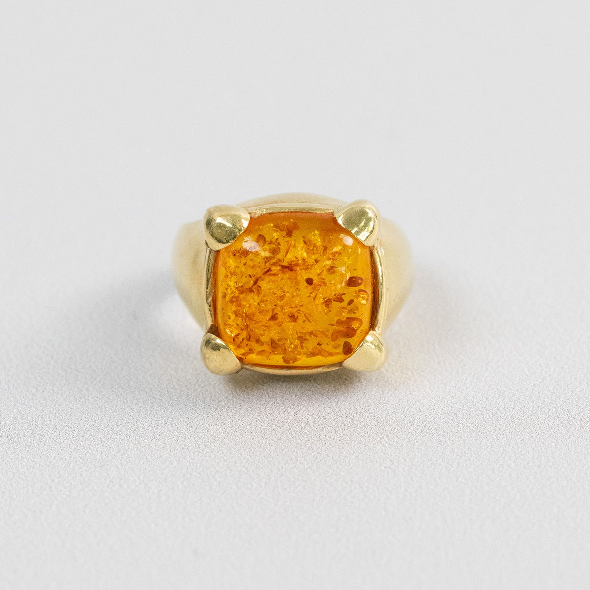 Bague vintage or jaune 18 carats sertie d’un ambre cabochon couleur miel, vue de face
