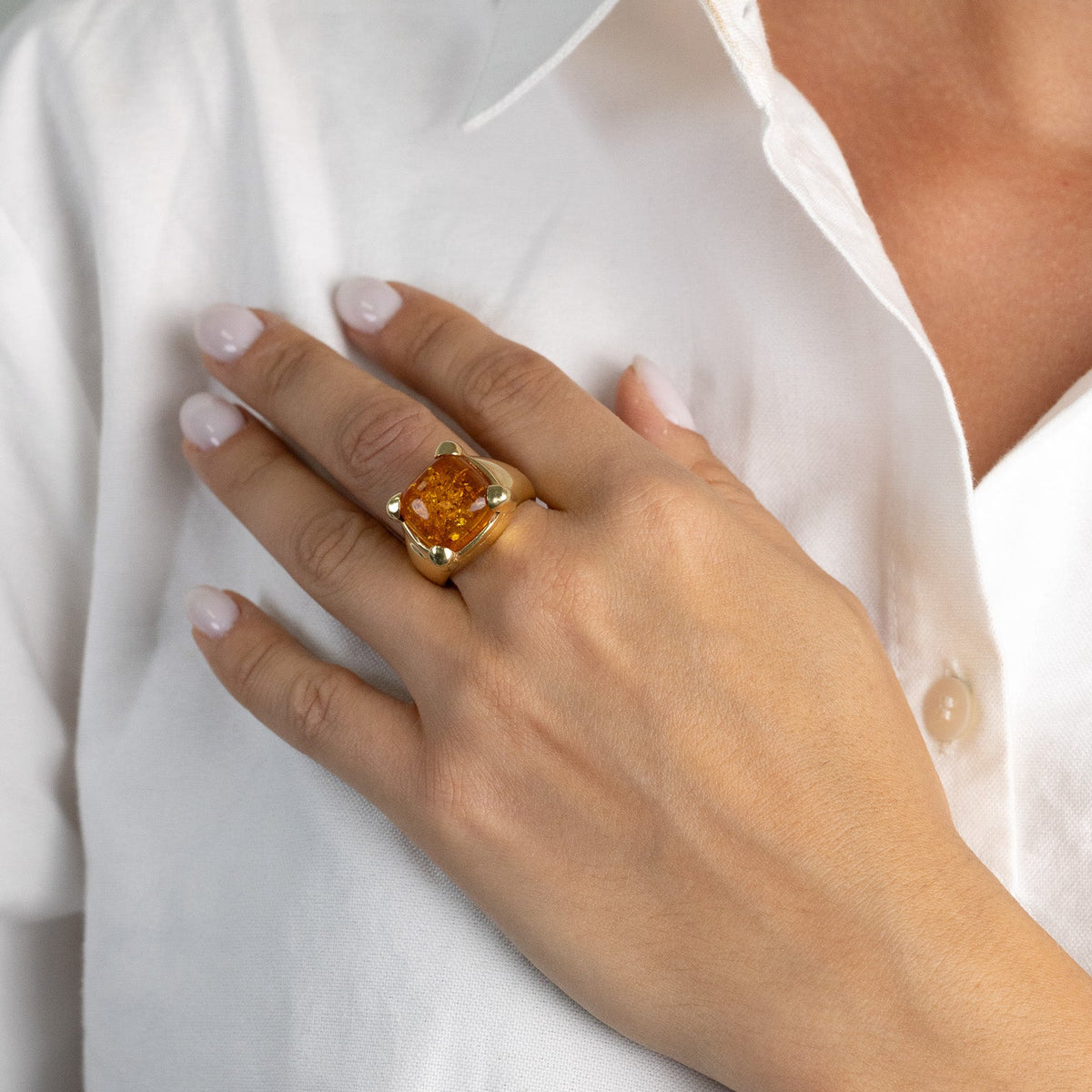 Bague en or jaune avec ambre coussin serti à quatre griffes, vue de trois-quarts