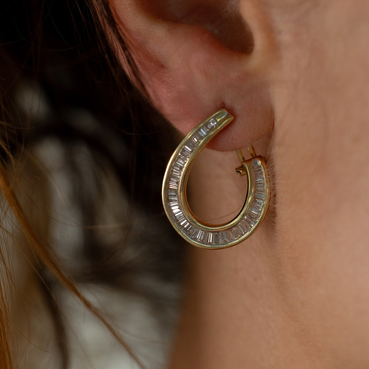 Boucles d'oreilles or jaune et diamants portées
