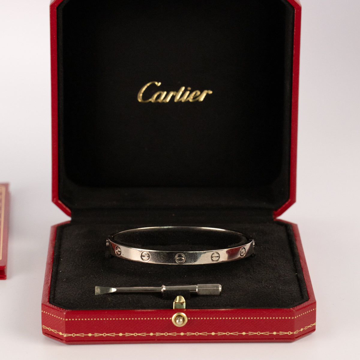 Bracelet Cartier Love en or blanc 18 carats, vis gravées