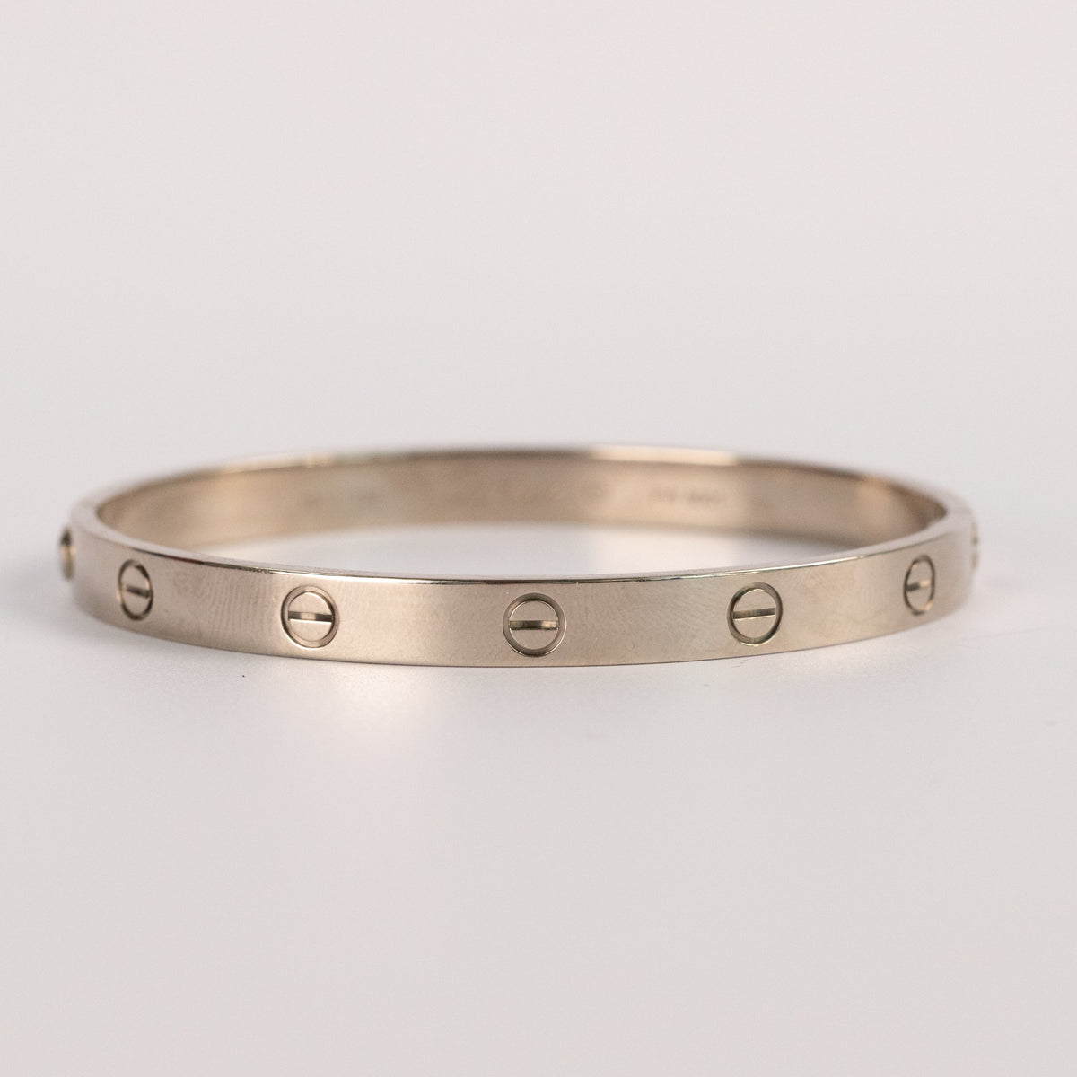 Bracelet Cartier Love or blanc porté au poignet