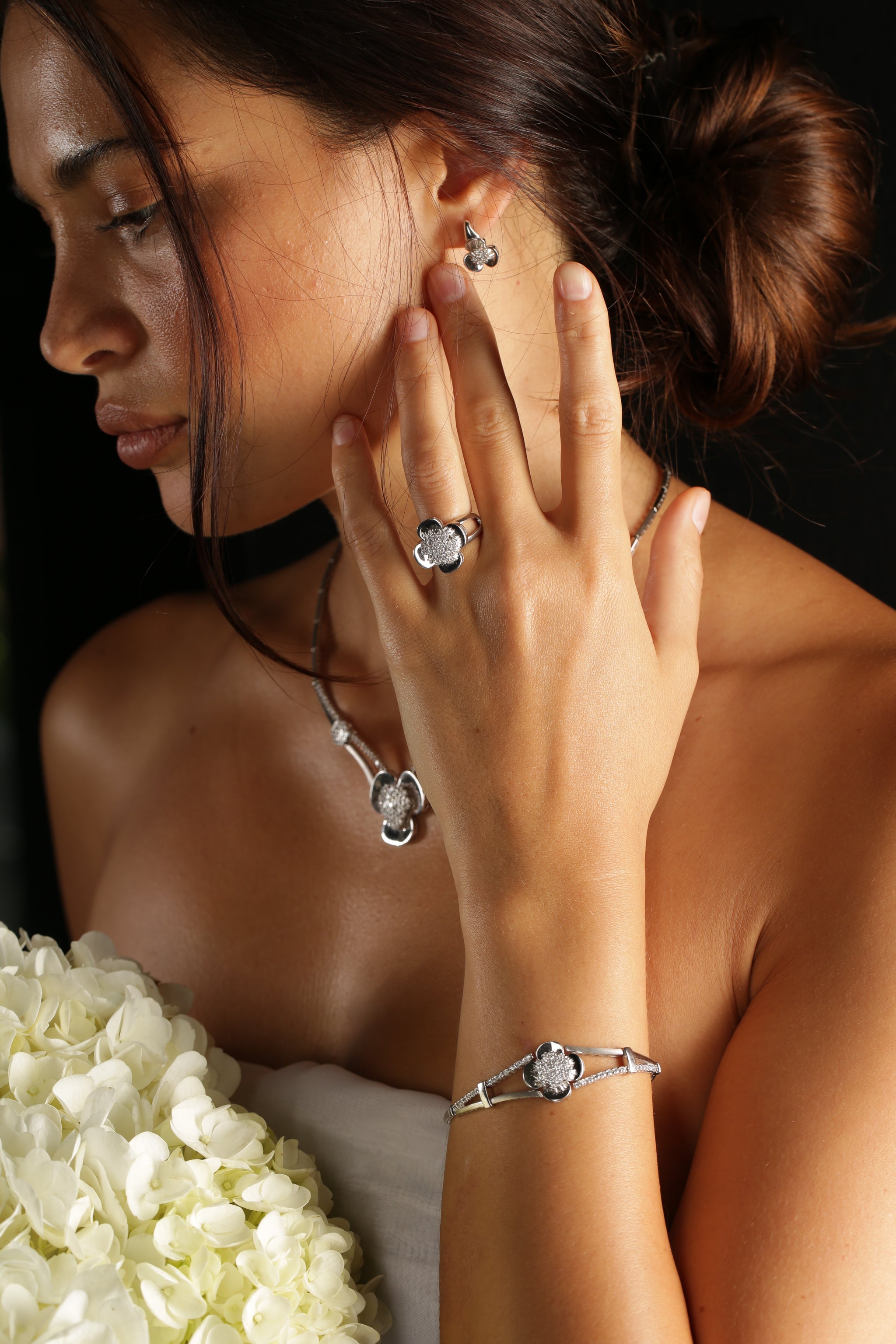 bracelet forme fleur or blanc 18K