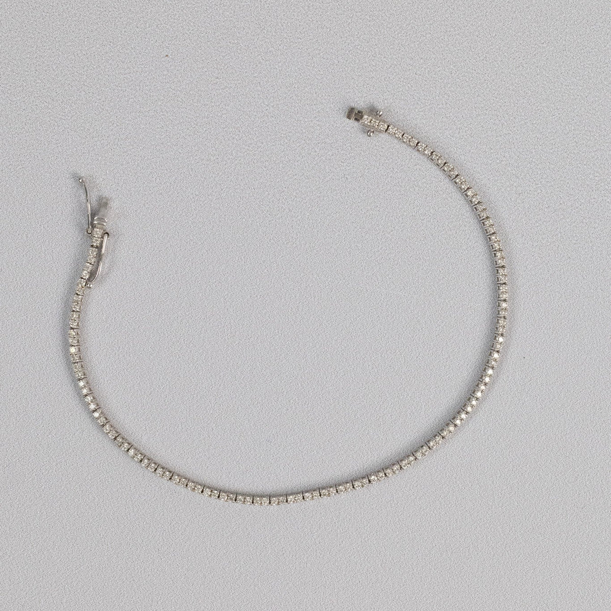 Détail du serti griffes des diamants taille brillant sur or blanc 750