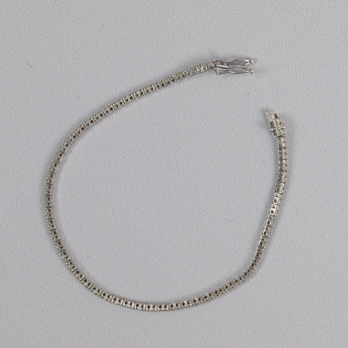 Bracelet tennis fin en or blanc 18 carats et diamants 0,77 carat, vue d’ensemble