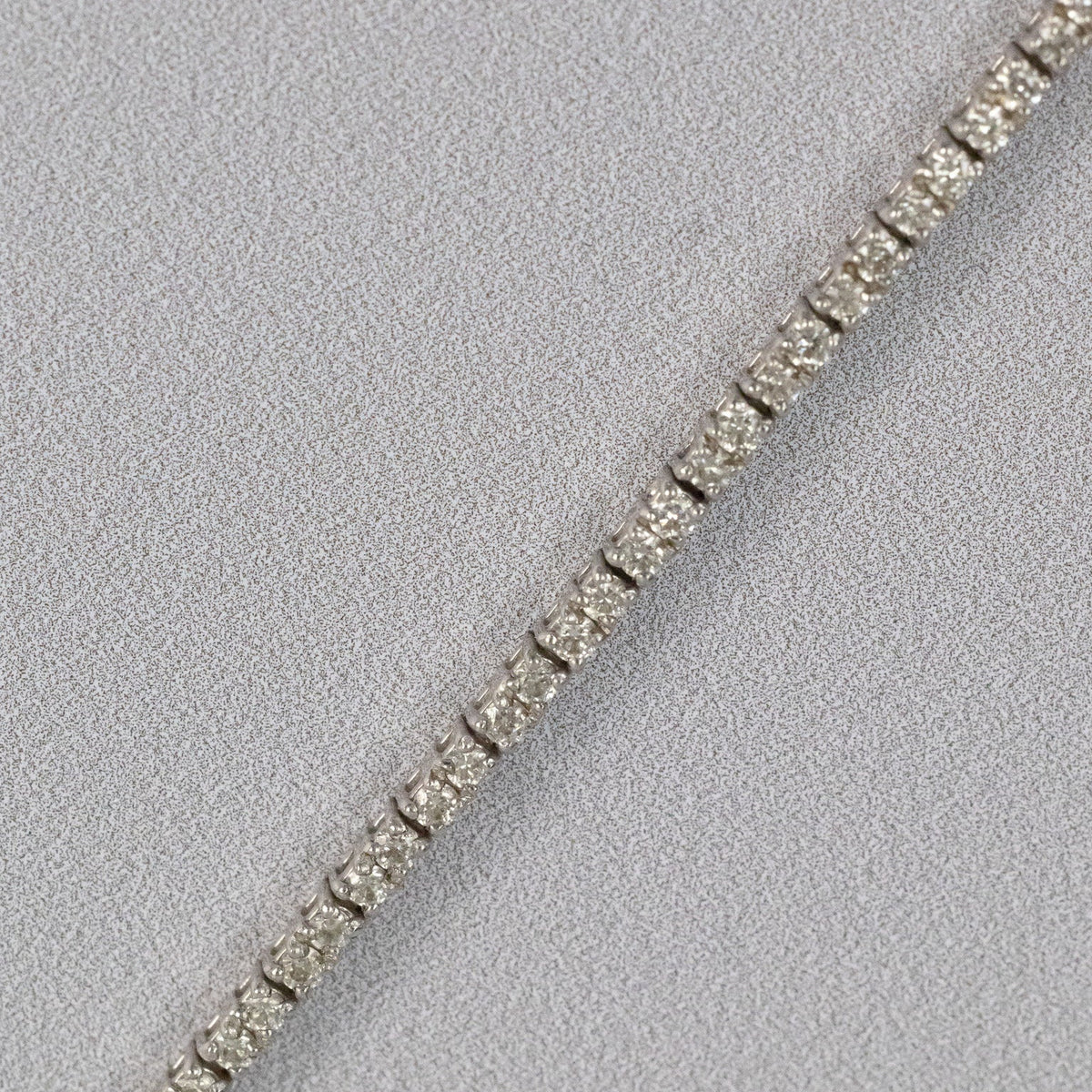 Ligne de diamants sertis griffes du bracelet tennis fin en or blanc