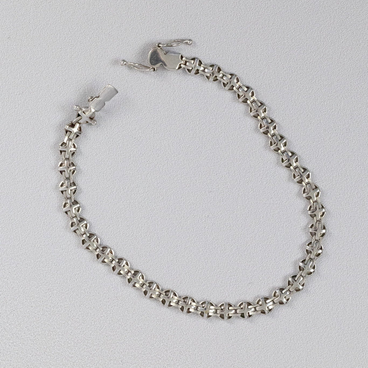 Détail du serti clos des diamants taille brillant sur or blanc 750