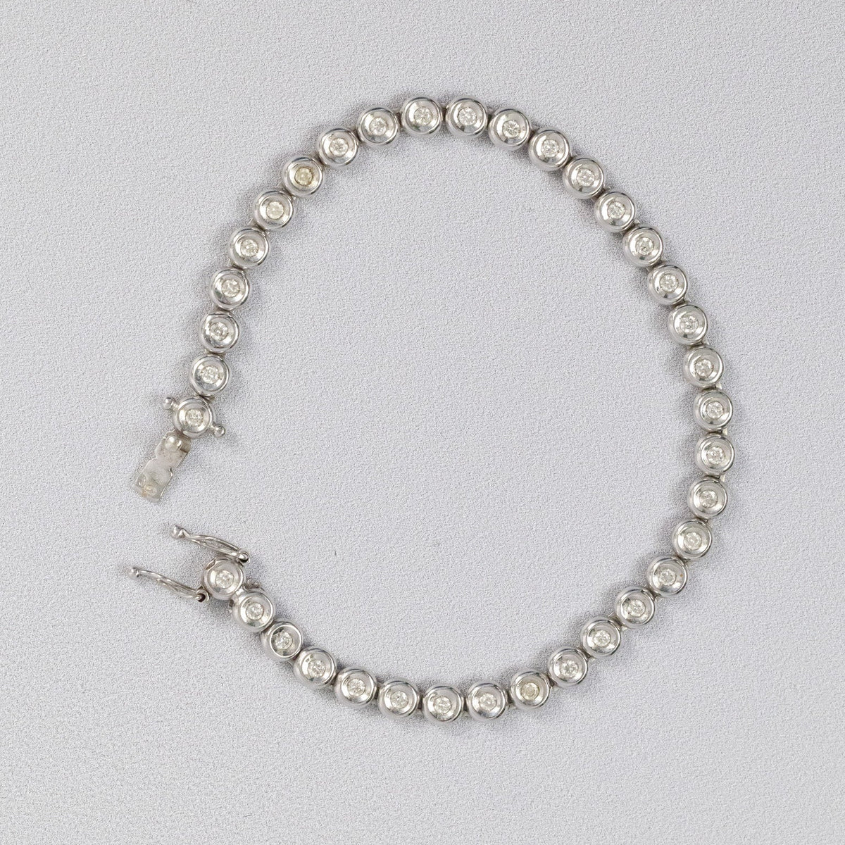 Bracelet tennis en or blanc 18 carats et diamants sertis clos 1,38 carat, vue d’ensemble