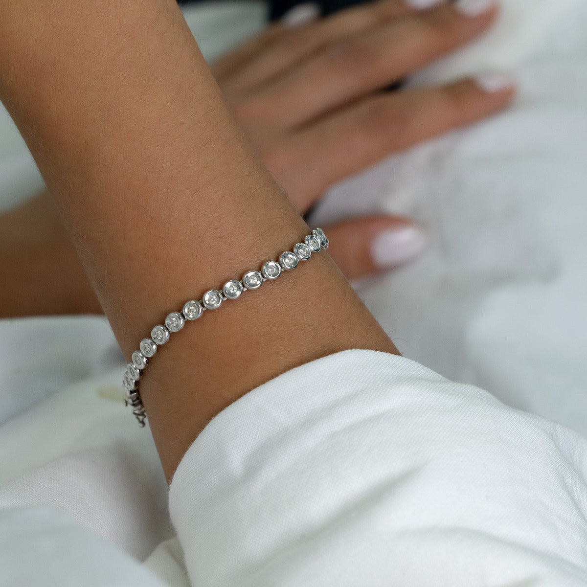 bracelet tennis or blanc montrant la souplesse des maillons