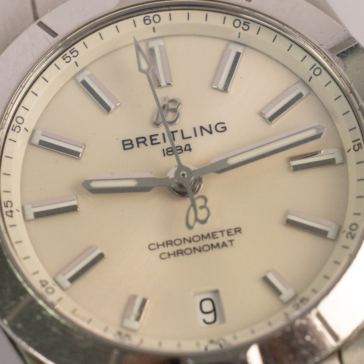 Détail du cadran crème de la Breitling Chronomat 32