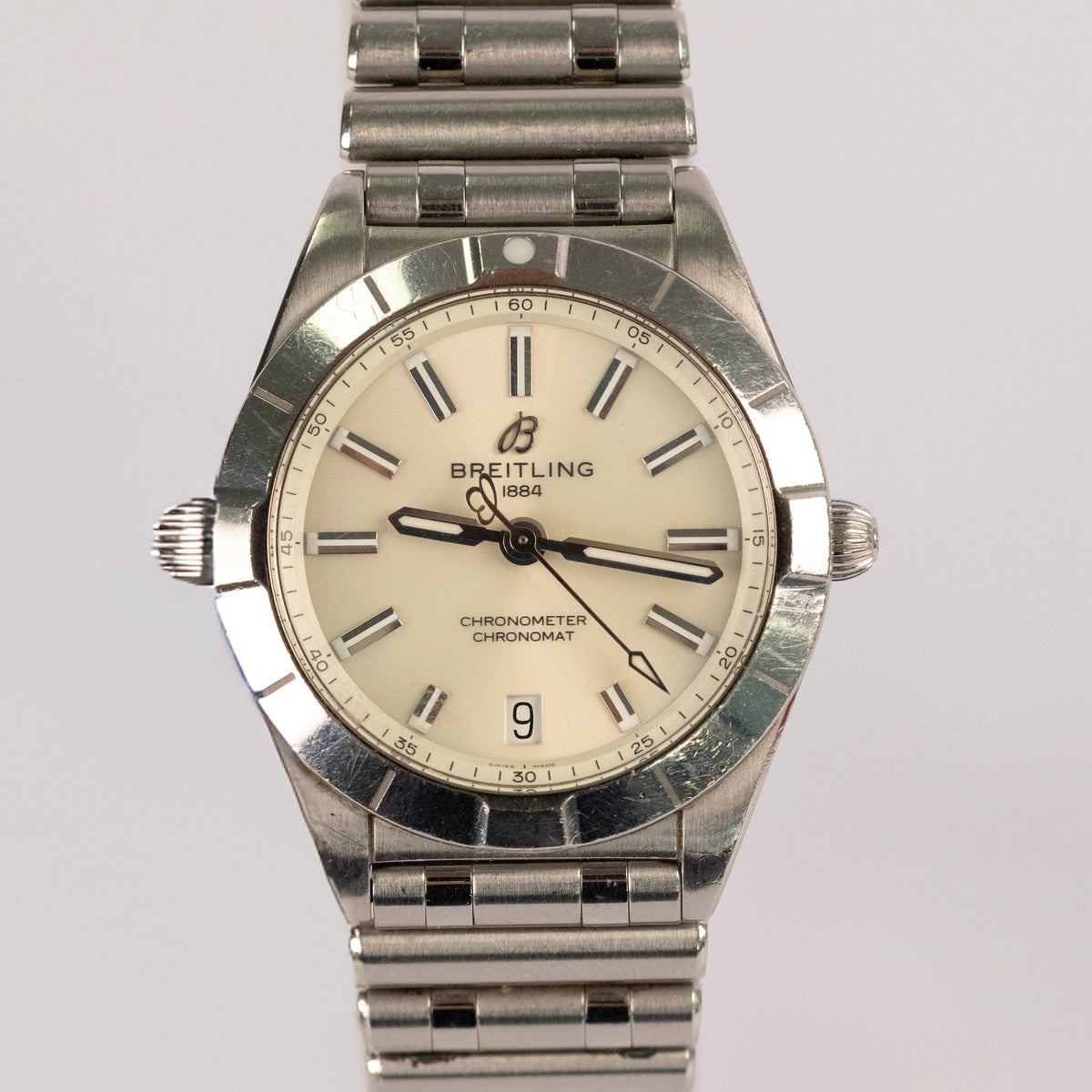 Montre Breitling Chronomat 32 en acier, cadran crème et bracelet Rouleaux, vue de face