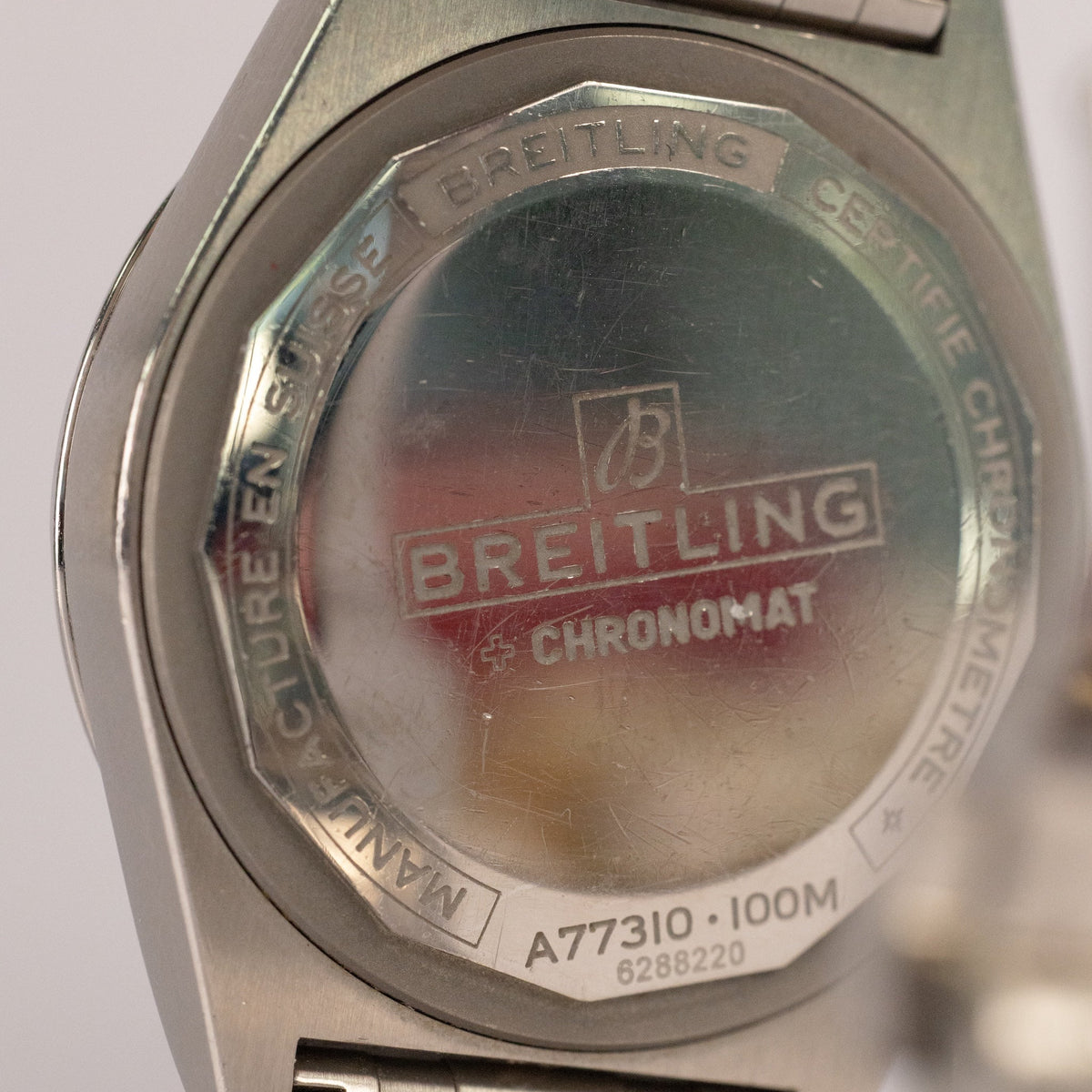 Profil de la boîte acier et de la couronne de la Breitling Chronomat 32