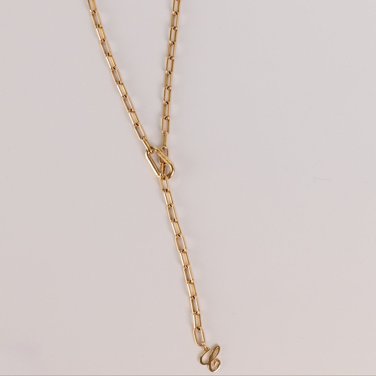 Pendentif lettre C au bout du collier Chopard en or jaune
