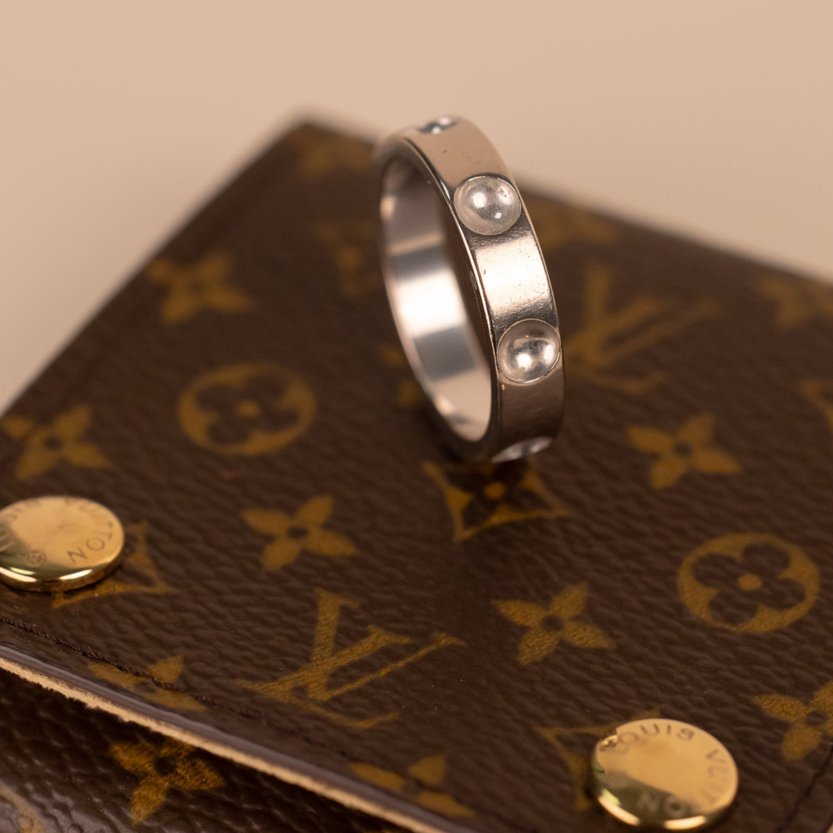 Bague Louis Vuitton Empreinte or blanc 18 carats