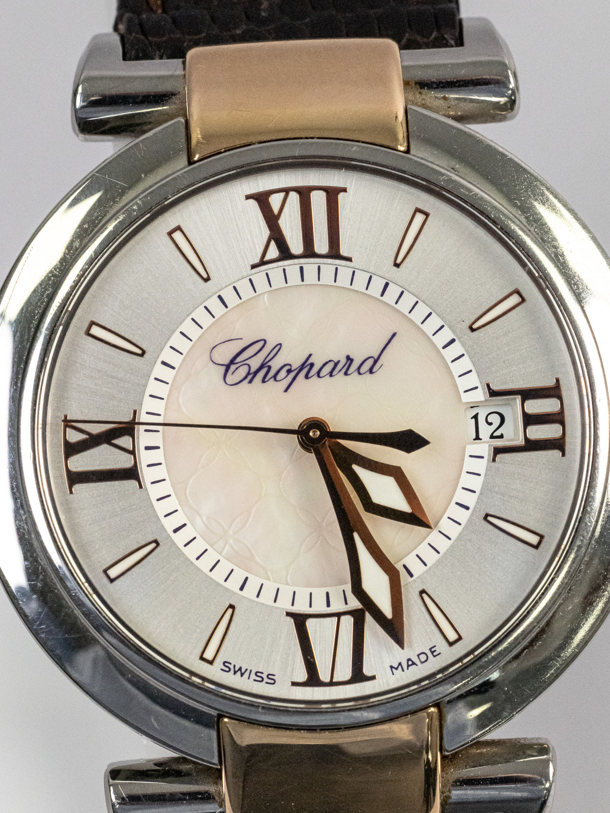 Détail du cadran nacre et argenté de la montre Chopard Impériale avec guichet date
