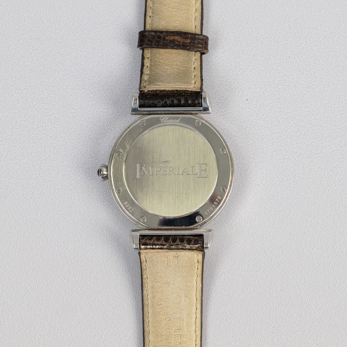 Couronne sertie d’une améthyste cabochon de la montre Chopard Impériale