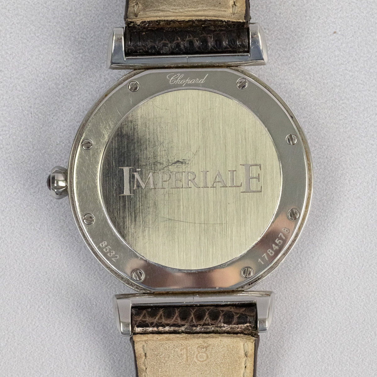 Profil de la boîte acier et or rose de la montre Chopard Impériale 36 mm