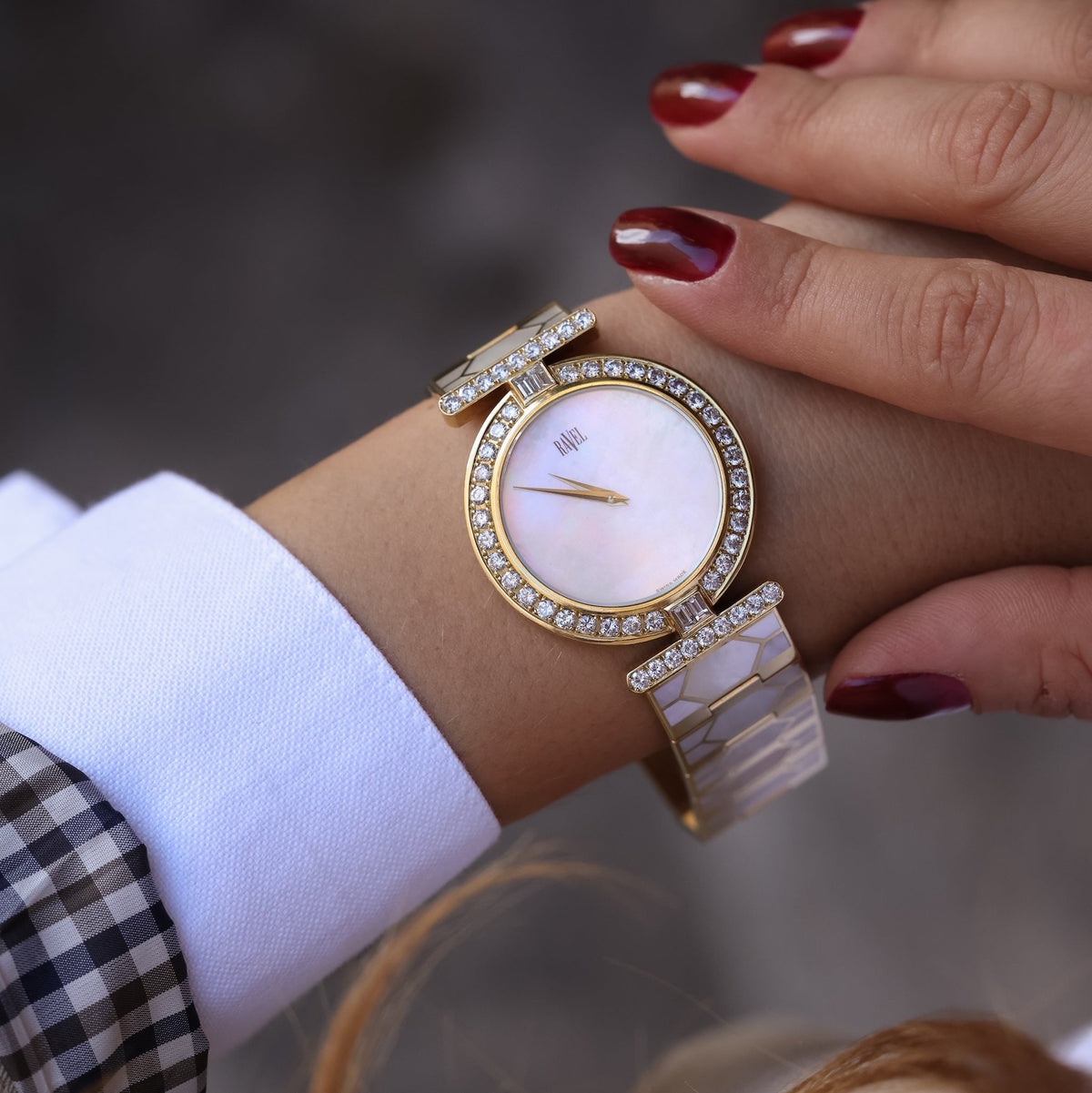 Montre Ravel or jaune et nacre portée au poignet