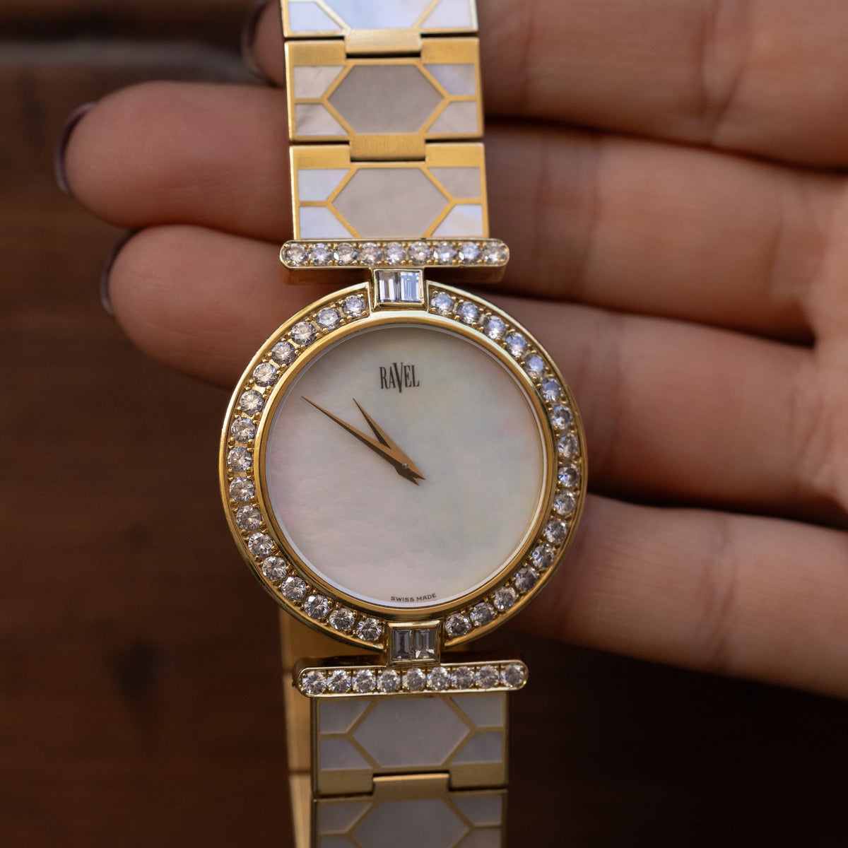 Montre Ravel vintage en or jaune, cadran nacre et lunette diamants