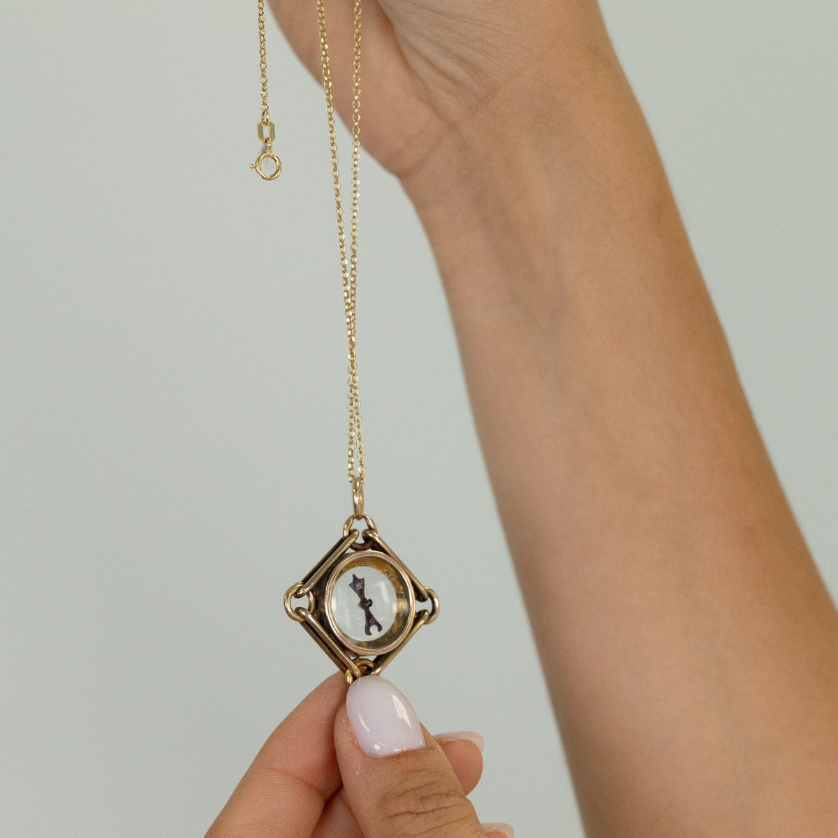 Dos du pendentif boussole ancien en or jaune 585, poinçon