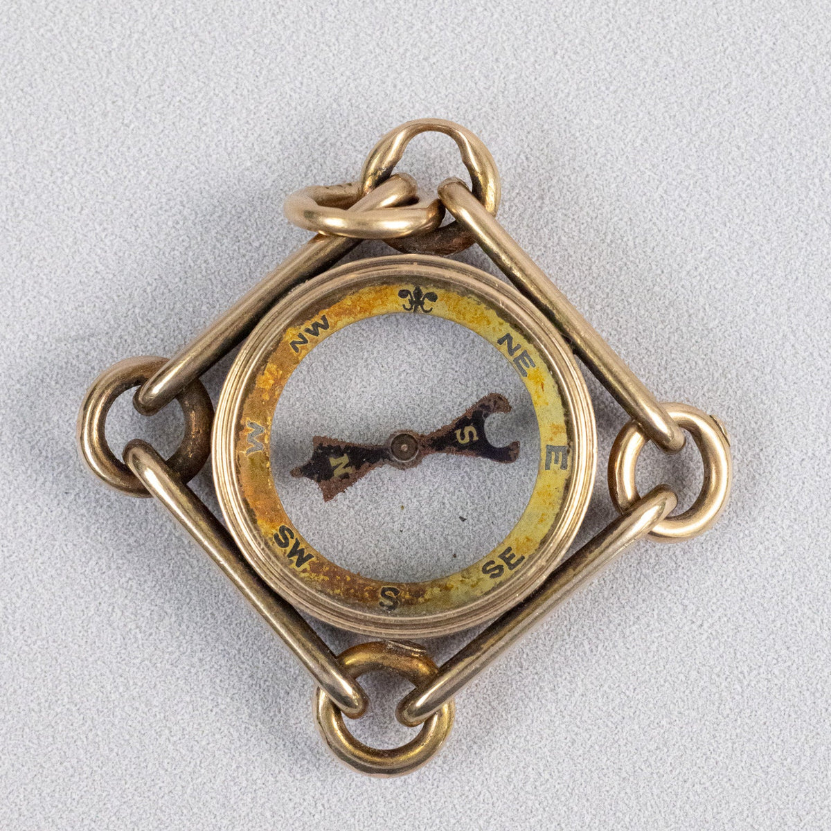 Pendentif boussole ancien en or jaune 14 carats, époque édouardienne, vue de face