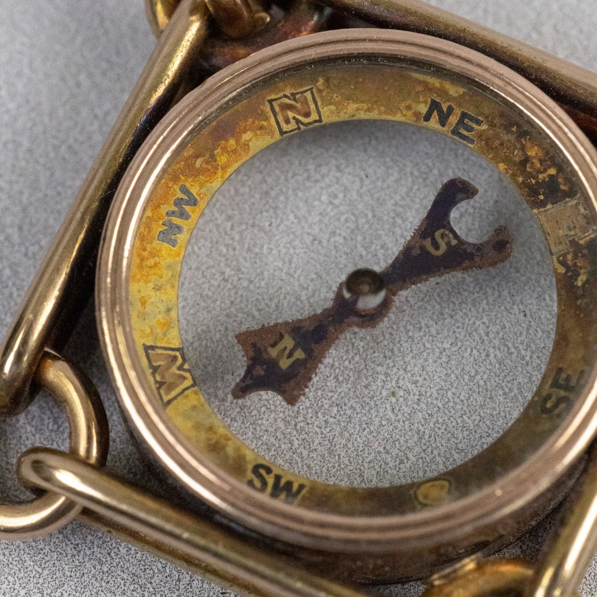 Pendentif boussole ancien en or jaune porté en collier