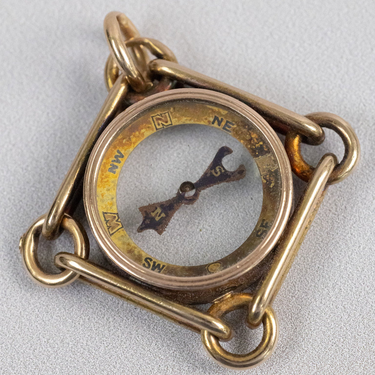 Profil du pendentif boussole en or jaune montrant l’épaisseur du boîtier