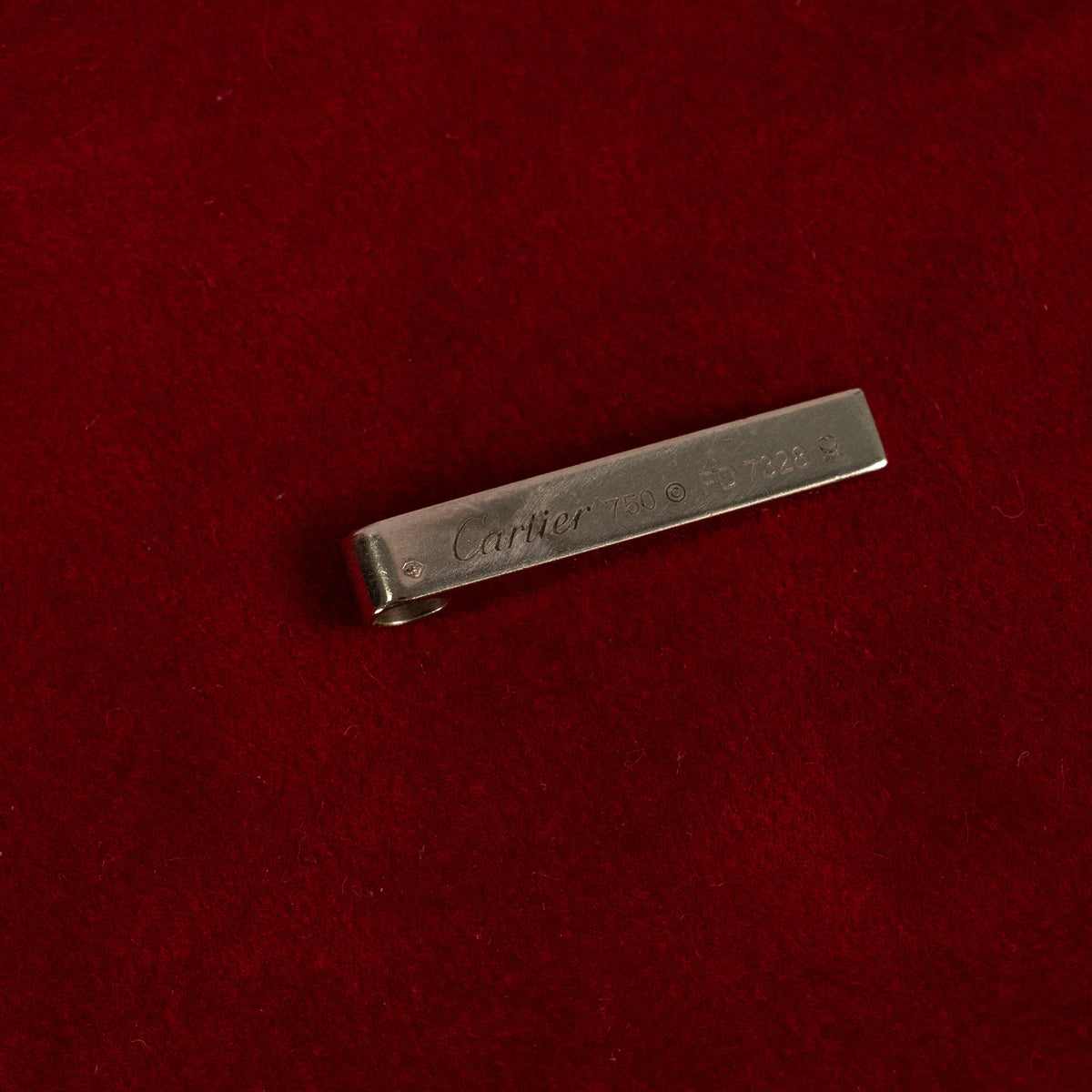 Pendentif Cartier Love Bar or blanc porté en collier