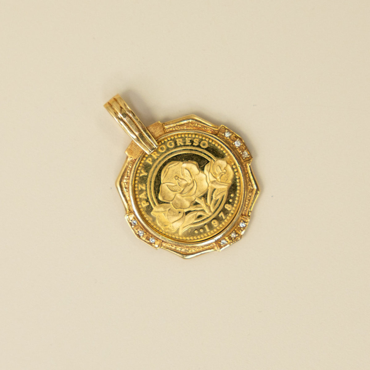 Pendentif pièce d'or 100 Balboas du Panama porté en collier