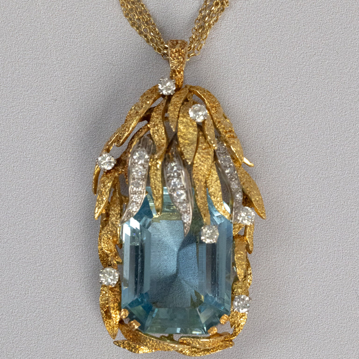 Profil du pendentif aigue-marine montrant le relief de la monture en or jaune 18K