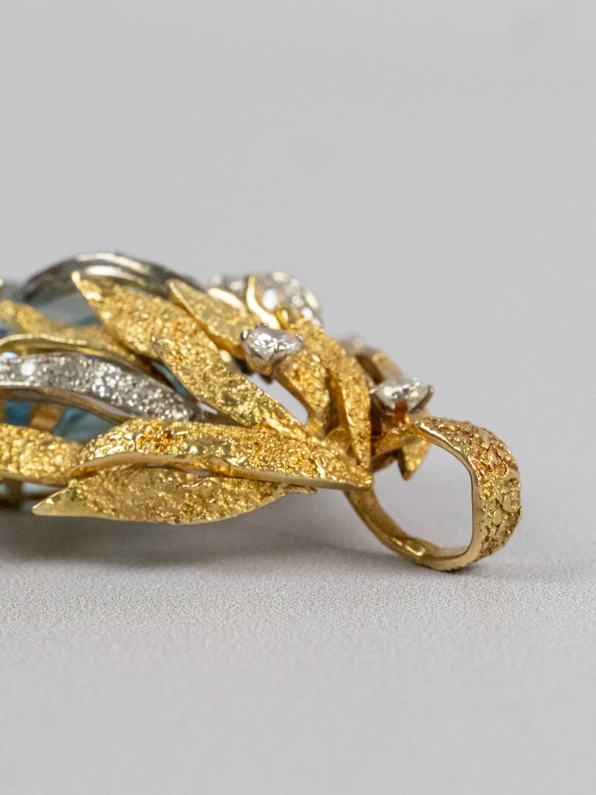 Profil du pendentif aigue-marine montrant le relief de la monture en or jaune