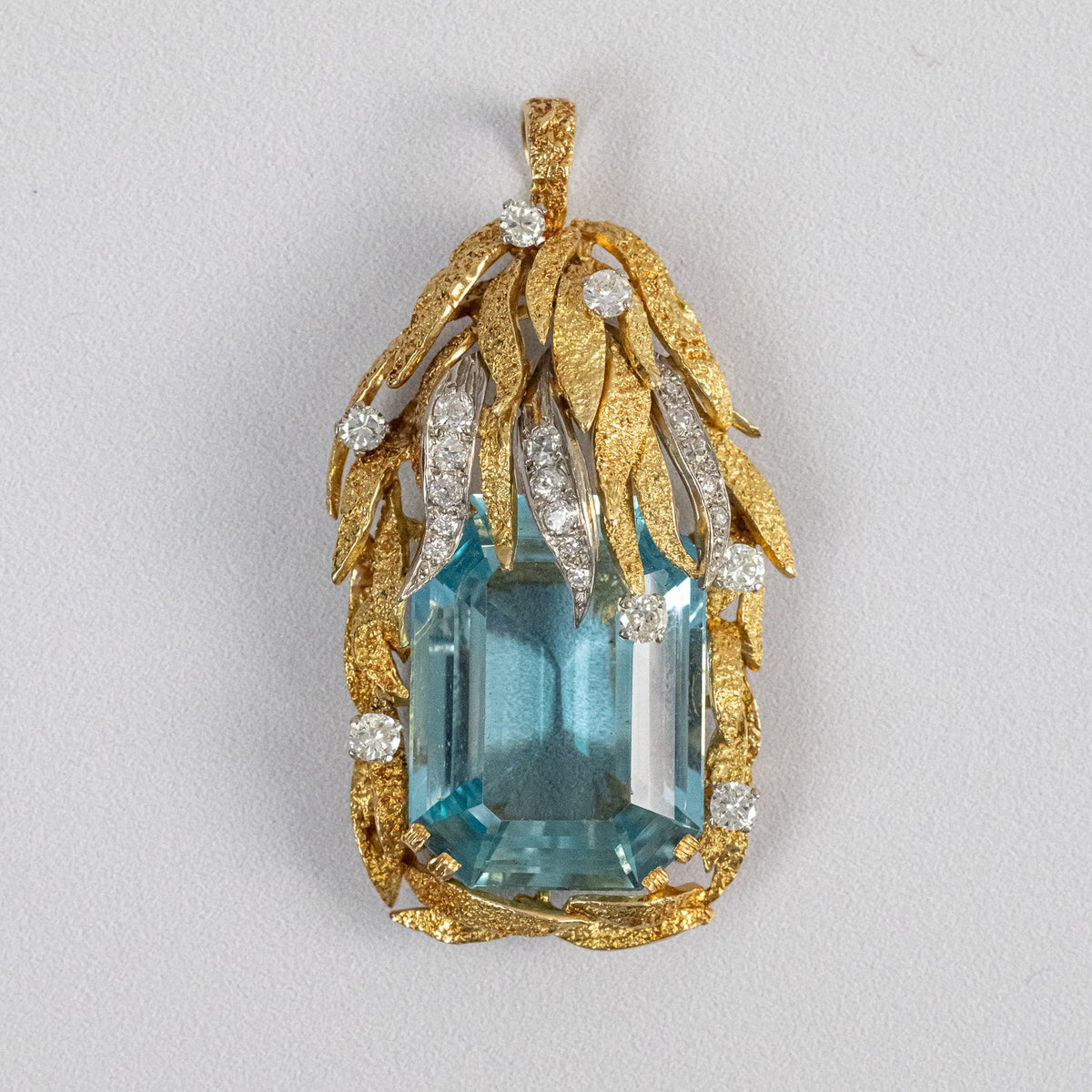 Pendentif vintage années 1970 en or jaune 18 carats serti d’une importante aigue-marine et de diamants