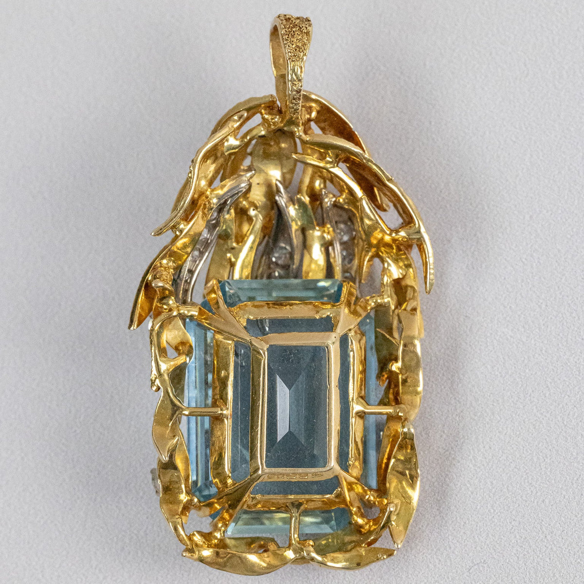 Profil du pendentif aigue-marine montrant le relief de la monture en or jaune 750