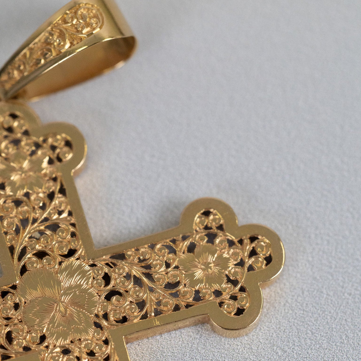 Pendentif en or jaune 18 Carats gravé motif floral