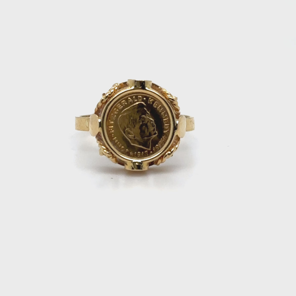 Load video: Bague or jaune sertie d'une pièce d'or Kennedy Occasion Seconde Main